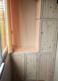 Кутовий шафа на балкон (52 фото): приклади красиво зробленого дизайну лоджії з шафою-купе, зі стулками і відкритими полицями