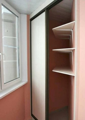Кутовий шафа на балкон (52 фото): приклади красиво зробленого дизайну лоджії з шафою-купе, зі стулками і відкритими полицями