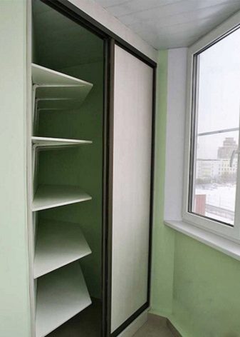Кутовий шафа на балкон (52 фото): приклади красиво зробленого дизайну лоджії з шафою-купе, зі стулками і відкритими полицями