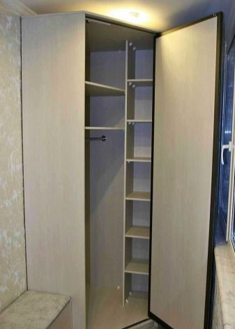 Кутовий шафа на балкон (52 фото): приклади красиво зробленого дизайну лоджії з шафою-купе, зі стулками і відкритими полицями