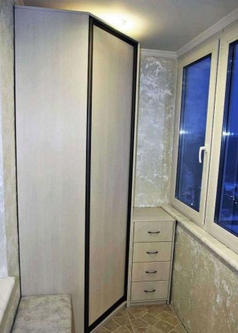 Кутовий шафа на балкон (52 фото): приклади красиво зробленого дизайну лоджії з шафою-купе, зі стулками і відкритими полицями
