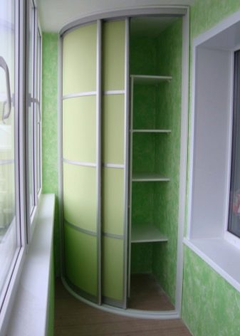 Кутовий шафа на балкон (52 фото): приклади красиво зробленого дизайну лоджії з шафою-купе, зі стулками і відкритими полицями