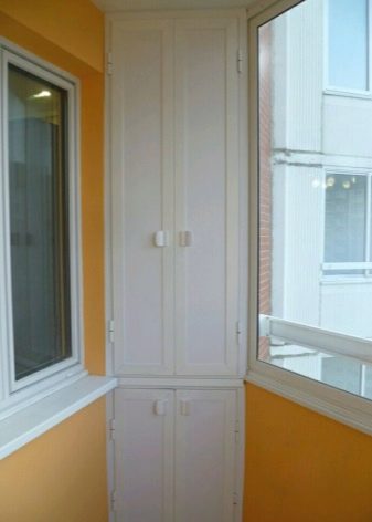 Кутовий шафа на балкон (52 фото): приклади красиво зробленого дизайну лоджії з шафою-купе, зі стулками і відкритими полицями