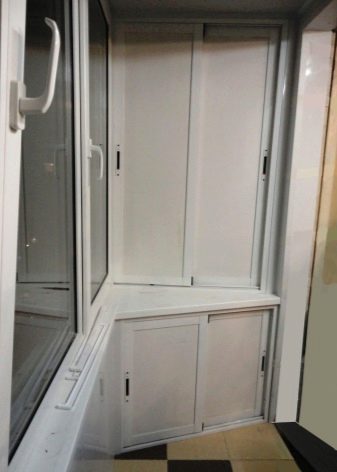 Кутовий шафа на балкон (52 фото): приклади красиво зробленого дизайну лоджії з шафою-купе, зі стулками і відкритими полицями