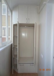 Кутовий шафа на балкон (52 фото): приклади красиво зробленого дизайну лоджії з шафою-купе, зі стулками і відкритими полицями