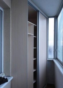 Кутовий шафа на балкон (52 фото): приклади красиво зробленого дизайну лоджії з шафою-купе, зі стулками і відкритими полицями