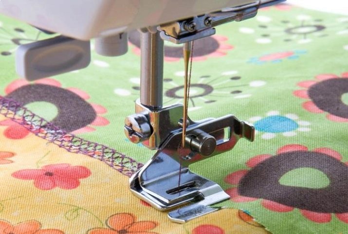 Лапки для швейної машини Janome: набір крокуючих і оверлочної лапок. Види і призначення лапок. Як поміняти роликову лапку?