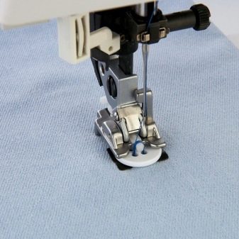 Лапки для швейної машини Janome: набір крокуючих і оверлочної лапок. Види і призначення лапок. Як поміняти роликову лапку?