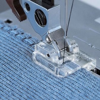 Лапки для швейної машини Janome: набір крокуючих і оверлочної лапок. Види і призначення лапок. Як поміняти роликову лапку?