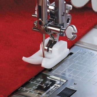 Лапки для швейної машини Janome: набір крокуючих і оверлочної лапок. Види і призначення лапок. Як поміняти роликову лапку?
