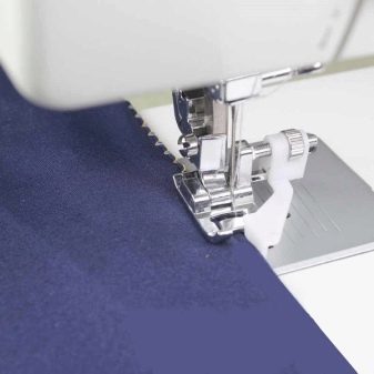 Лапки для швейної машини Janome: набір крокуючих і оверлочної лапок. Види і призначення лапок. Як поміняти роликову лапку?