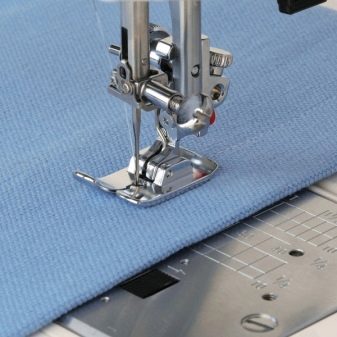 Лапки для швейної машини Janome: набір крокуючих і оверлочної лапок. Види і призначення лапок. Як поміняти роликову лапку?