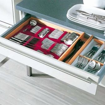 Лоток для столових приладів: опис розсувного органайзера для кухонного приладдя, дерев’яного ящика для ложок і виделок і інших моделей