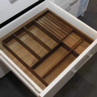 Лоток для столових приладів: опис розсувного органайзера для кухонного приладдя, дерев’яного ящика для ложок і виделок і інших моделей