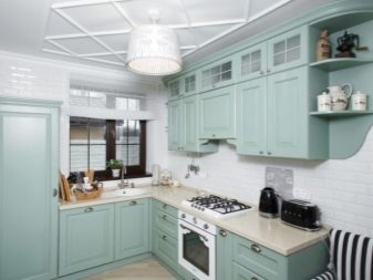 М’ятні кухні (58 фото): вибір кухонного гарнітура кольору м’яти в інтер’єр. Дизайн біло – і сіро-м’ятних глянцевих гарнітурів. Поєднання зі шпалерами на стінах