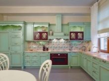 М’ятні кухні (58 фото): вибір кухонного гарнітура кольору м’яти в інтер’єр. Дизайн біло – і сіро-м’ятних глянцевих гарнітурів. Поєднання зі шпалерами на стінах
