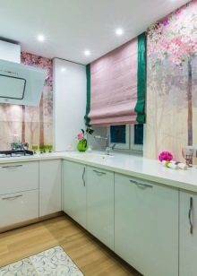 М’ятні кухні (58 фото): вибір кухонного гарнітура кольору м’яти в інтер’єр. Дизайн біло – і сіро-м’ятних глянцевих гарнітурів. Поєднання зі шпалерами на стінах