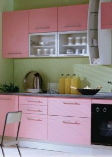 М’ятні кухні (58 фото): вибір кухонного гарнітура кольору м’яти в інтер’єр. Дизайн біло – і сіро-м’ятних глянцевих гарнітурів. Поєднання зі шпалерами на стінах