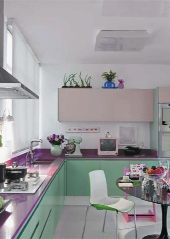 М’ятні кухні (58 фото): вибір кухонного гарнітура кольору м’яти в інтер’єр. Дизайн біло – і сіро-м’ятних глянцевих гарнітурів. Поєднання зі шпалерами на стінах