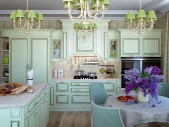 М’ятні кухні (58 фото): вибір кухонного гарнітура кольору м’яти в інтер’єр. Дизайн біло – і сіро-м’ятних глянцевих гарнітурів. Поєднання зі шпалерами на стінах