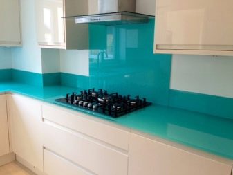 М’ятні кухні (58 фото): вибір кухонного гарнітура кольору м’яти в інтер’єр. Дизайн біло – і сіро-м’ятних глянцевих гарнітурів. Поєднання зі шпалерами на стінах