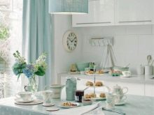 М’ятні кухні (58 фото): вибір кухонного гарнітура кольору м’яти в інтер’єр. Дизайн біло – і сіро-м’ятних глянцевих гарнітурів. Поєднання зі шпалерами на стінах