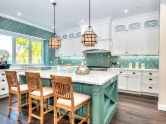 М’ятні кухні (58 фото): вибір кухонного гарнітура кольору м’яти в інтер’єр. Дизайн біло – і сіро-м’ятних глянцевих гарнітурів. Поєднання зі шпалерами на стінах