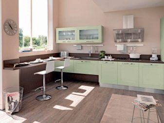 М’ятні кухні (58 фото): вибір кухонного гарнітура кольору м’яти в інтер’єр. Дизайн біло – і сіро-м’ятних глянцевих гарнітурів. Поєднання зі шпалерами на стінах