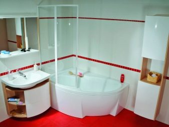 Маленька кутова ванна: особливості моделей невеликого розміру
