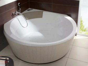 Маленька кутова ванна: особливості моделей невеликого розміру