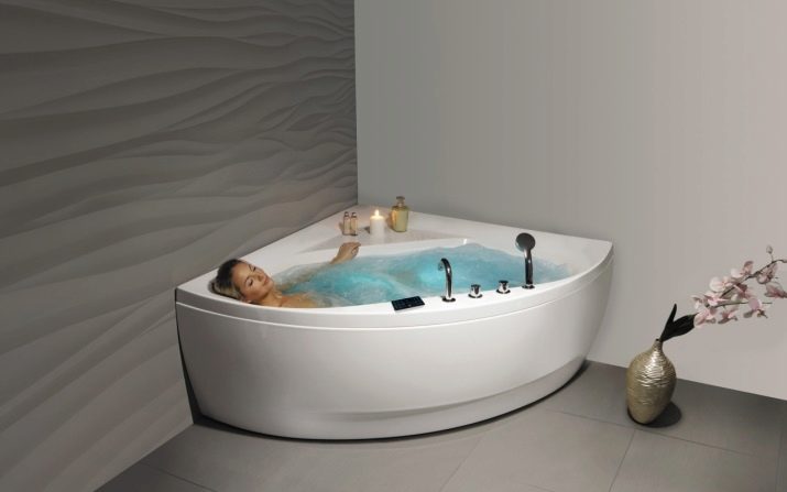 Маленька кутова ванна: особливості моделей невеликого розміру