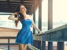 Манікюр під блакитне плаття (24 фото): який дизайн підійде для коротких нігтів під ніжно-блакитний наряд?