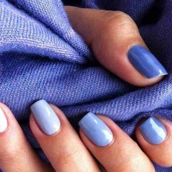 Манікюр під блакитне плаття (24 фото): який дизайн підійде для коротких нігтів під ніжно-блакитний наряд?