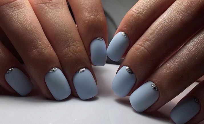 Манікюр під блакитне плаття (24 фото): який дизайн підійде для коротких нігтів під ніжно-блакитний наряд?
