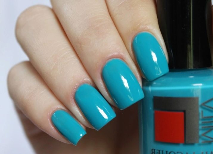 Манікюр під блакитне плаття (24 фото): який дизайн підійде для коротких нігтів під ніжно-блакитний наряд?