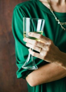 Манікюр під зелену сукню (58 фото): вибираємо дизайн нігтів під м’ятна, бірюзове або смарагдове плаття