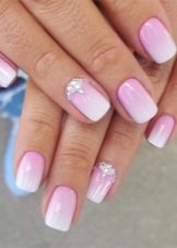 Манікюр в рожевому та білому кольорі (54 фото): ніжний дизайн нігтів омбре на напівпрозорий білому лаку, яскраві варіанти з малюнками