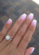 Манікюр в рожевому та білому кольорі (54 фото): ніжний дизайн нігтів омбре на напівпрозорий білому лаку, яскраві варіанти з малюнками