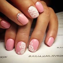 Манікюр в рожевому та білому кольорі (54 фото): ніжний дизайн нігтів омбре на напівпрозорий білому лаку, яскраві варіанти з малюнками