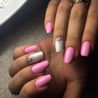 Манікюр в рожевому та білому кольорі (54 фото): ніжний дизайн нігтів омбре на напівпрозорий білому лаку, яскраві варіанти з малюнками