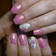 Манікюр в рожевому та білому кольорі (54 фото): ніжний дизайн нігтів омбре на напівпрозорий білому лаку, яскраві варіанти з малюнками