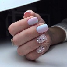 Манікюр в рожевому та білому кольорі (54 фото): ніжний дизайн нігтів омбре на напівпрозорий білому лаку, яскраві варіанти з малюнками