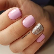 Манікюр в рожевому та білому кольорі (54 фото): ніжний дизайн нігтів омбре на напівпрозорий білому лаку, яскраві варіанти з малюнками