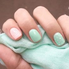 Манікюр в рожевому та білому кольорі (54 фото): ніжний дизайн нігтів омбре на напівпрозорий білому лаку, яскраві варіанти з малюнками