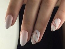 Манікюр в рожевому та білому кольорі (54 фото): ніжний дизайн нігтів омбре на напівпрозорий білому лаку, яскраві варіанти з малюнками