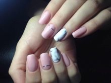 Манікюр в рожевому та білому кольорі (54 фото): ніжний дизайн нігтів омбре на напівпрозорий білому лаку, яскраві варіанти з малюнками