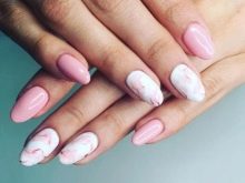 Манікюр в рожевому та білому кольорі (54 фото): ніжний дизайн нігтів омбре на напівпрозорий білому лаку, яскраві варіанти з малюнками