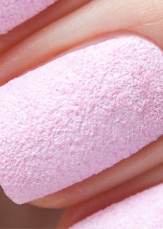 Манікюр в рожевому та білому кольорі (54 фото): ніжний дизайн нігтів омбре на напівпрозорий білому лаку, яскраві варіанти з малюнками