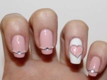 Манікюр в рожевому та білому кольорі (54 фото): ніжний дизайн нігтів омбре на напівпрозорий білому лаку, яскраві варіанти з малюнками