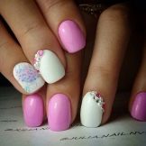 Манікюр в рожевому та білому кольорі (54 фото): ніжний дизайн нігтів омбре на напівпрозорий білому лаку, яскраві варіанти з малюнками